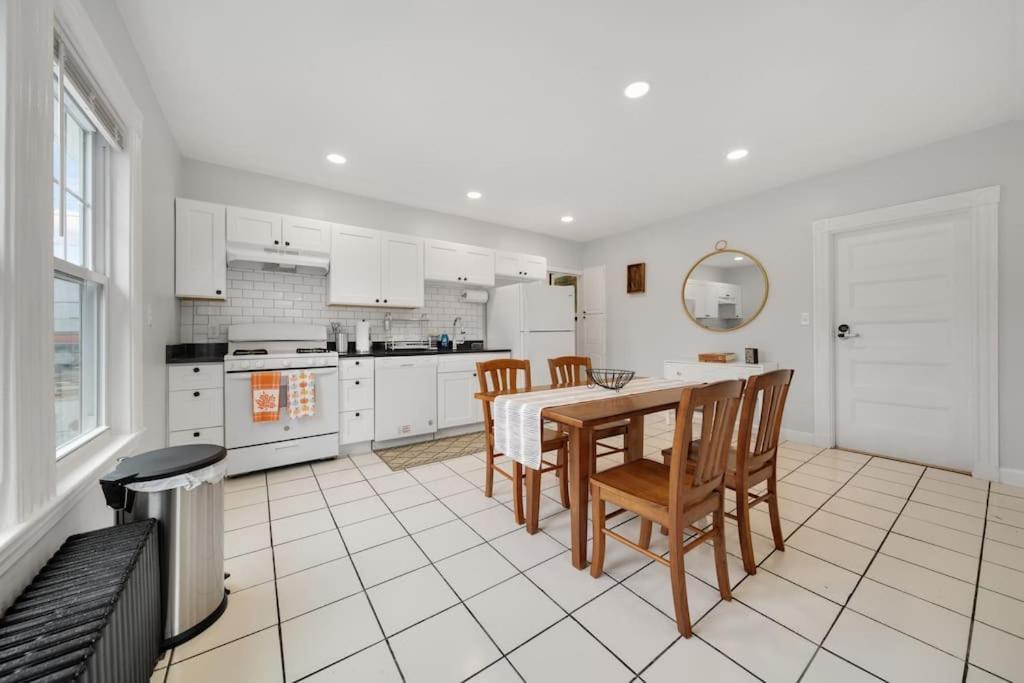 5Br 2Bh Bright & Spacious Apt In Brighton Boston Quarto foto